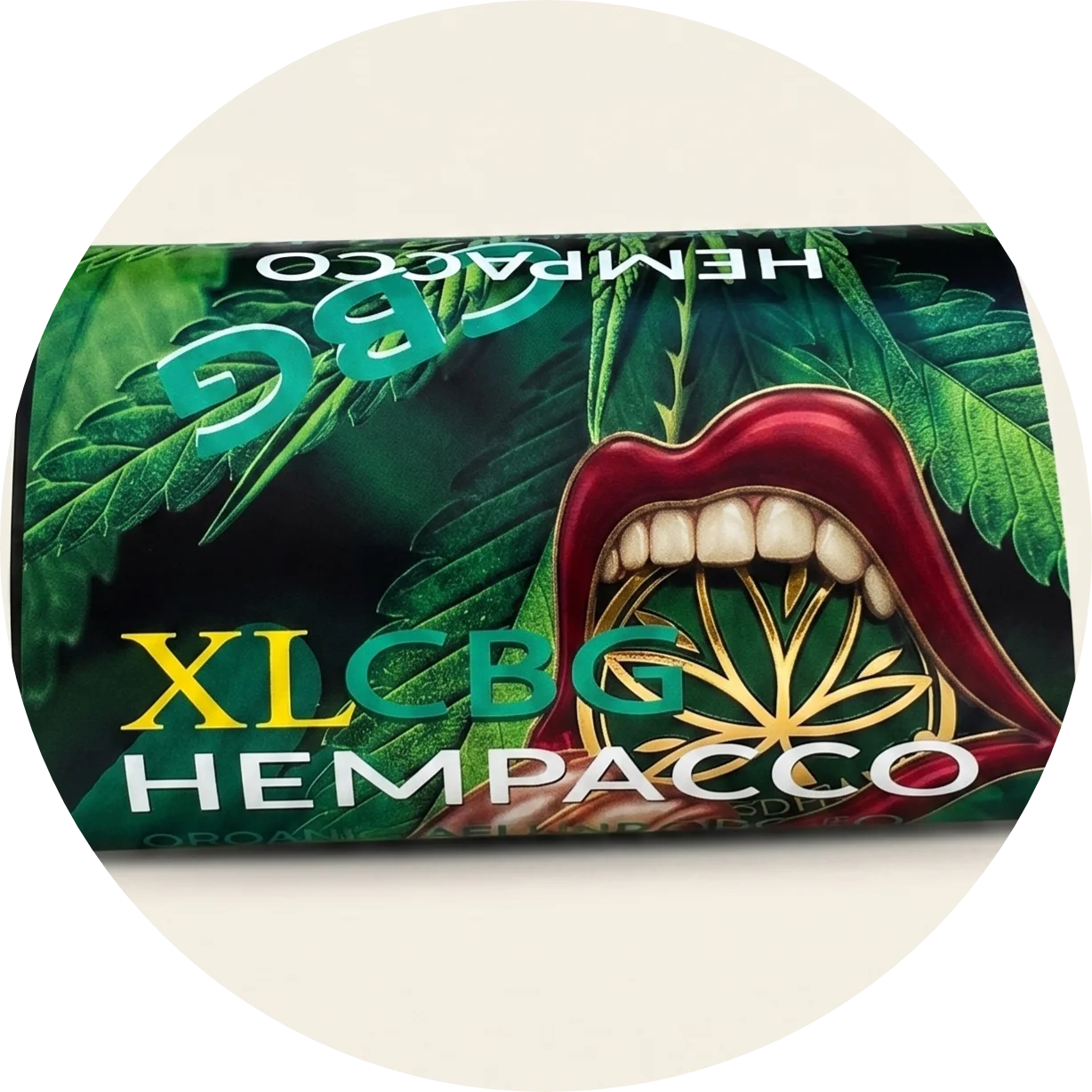 Lähikuva HEMPACCO XXL CBG 7% silputun hampun lehtien rakenteesta 25g pussissa